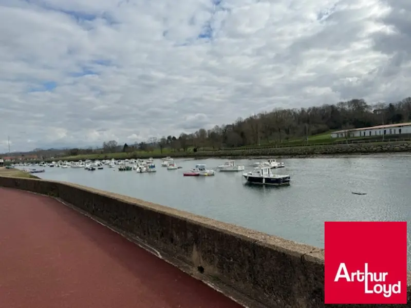 À louer  Bureaux de 106 m² en rez-de-chaussée à Saint-Jean-de-Luz