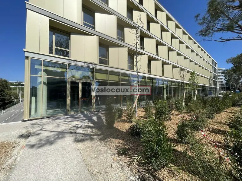 A louer Local commercial  238.4m² Saint-Laurent-du-Var
