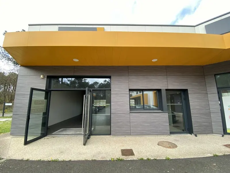 A VENDRE - BUREAUX - PIAN MEDOC - 84 M²
