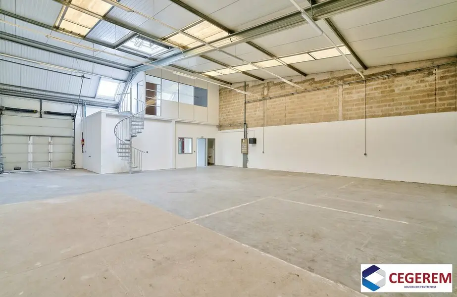 Entrepôt / Activité à louer - Évry (91000) - 221 m² - 2 117 €/mois