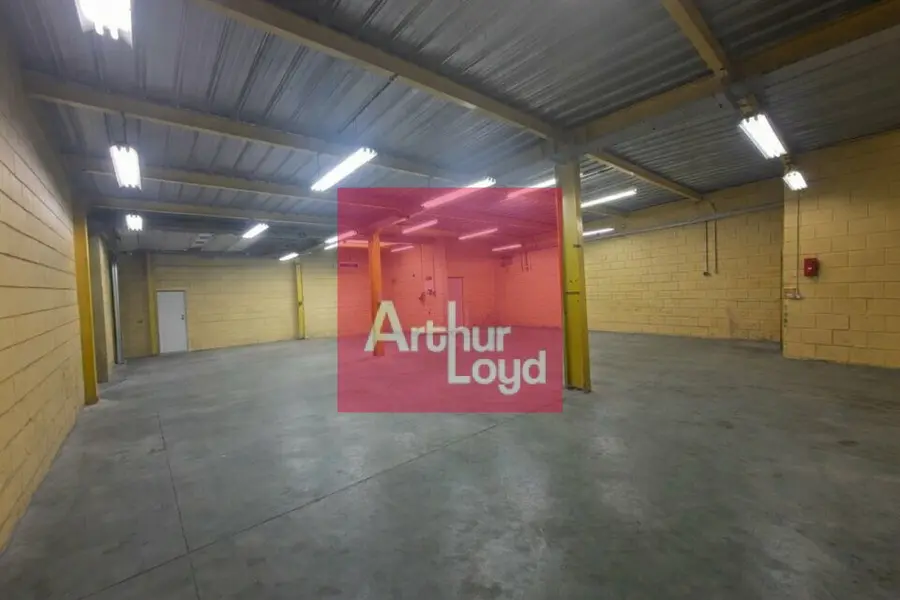 RIOM A VENDRE LOCAL ACTIVITE 965 M² 