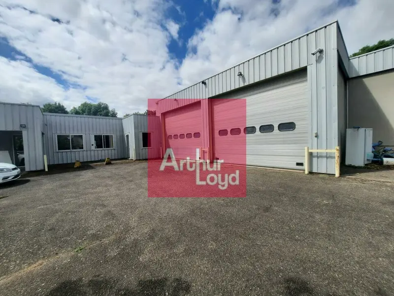 RIOM A VENDRE LOCAL ACTIVITE 965 M² - PARCELLE  7300 M²