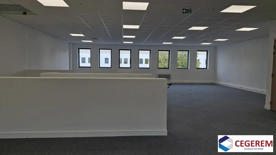 A LOUER A FRESNES A PARTIR DE 262 M2