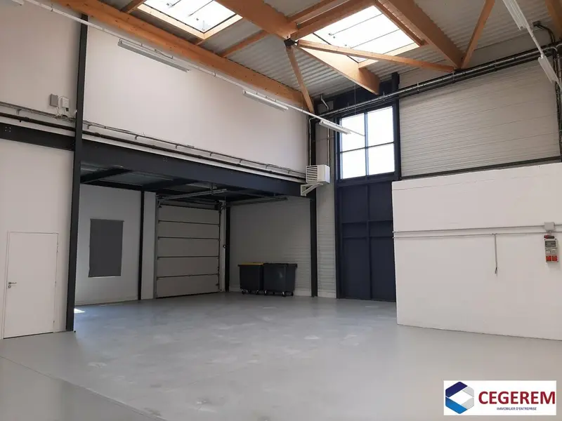 Entrepôt / Activité à louer - Lieusaint (77127) - 297 m² - 2 994 €/mois