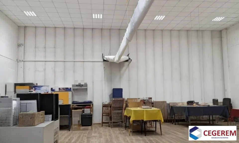 Entrepôt / Activité à louer - Savigny-Le-Temple (77176) - 372 m² - 2 823 €/mois