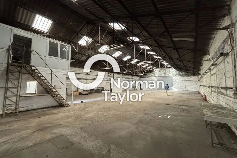 A louer Locaux d'activité 450m² Valergues