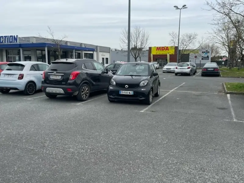 LOCAL COMMERCIAL - SHOWROOM LE HAILLAN A LOUER