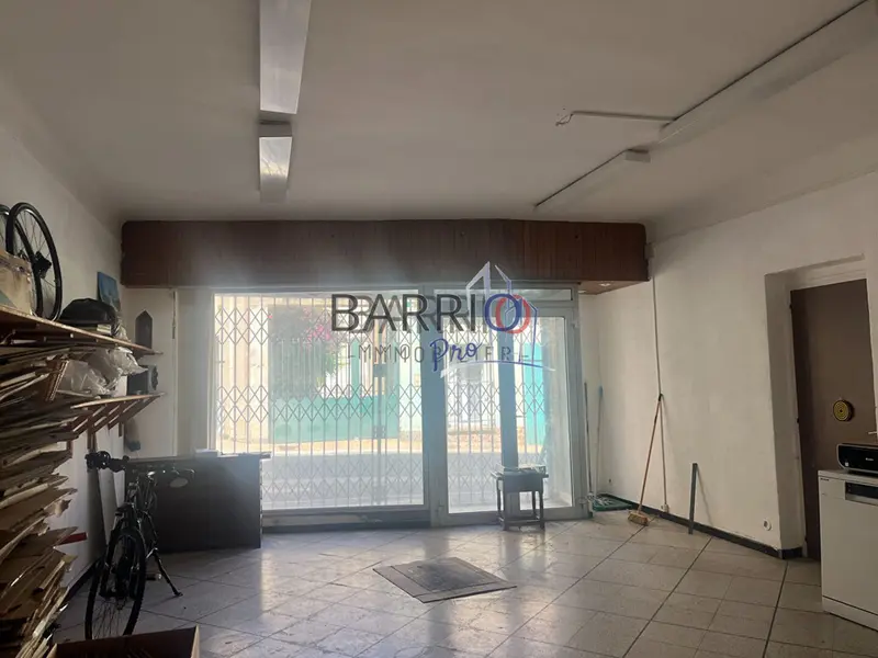 À VENDRE MURS COMMERCIAUX + FONDS DE COMMERCE 61,75 m2 à Por